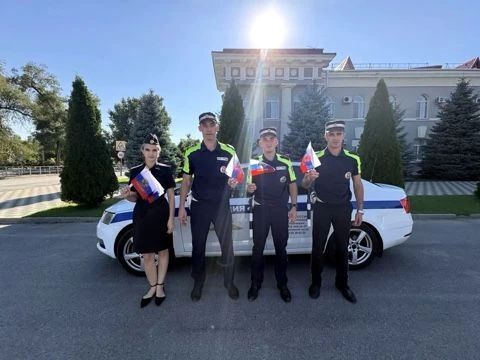Сотрудники Госавтоинспекции Волгодонска присоединяются к акции #ПоднятьФлаг Сотрудники Госавтоинспекции Волгодонска присоединяются к акции #ПоднятьФлаг