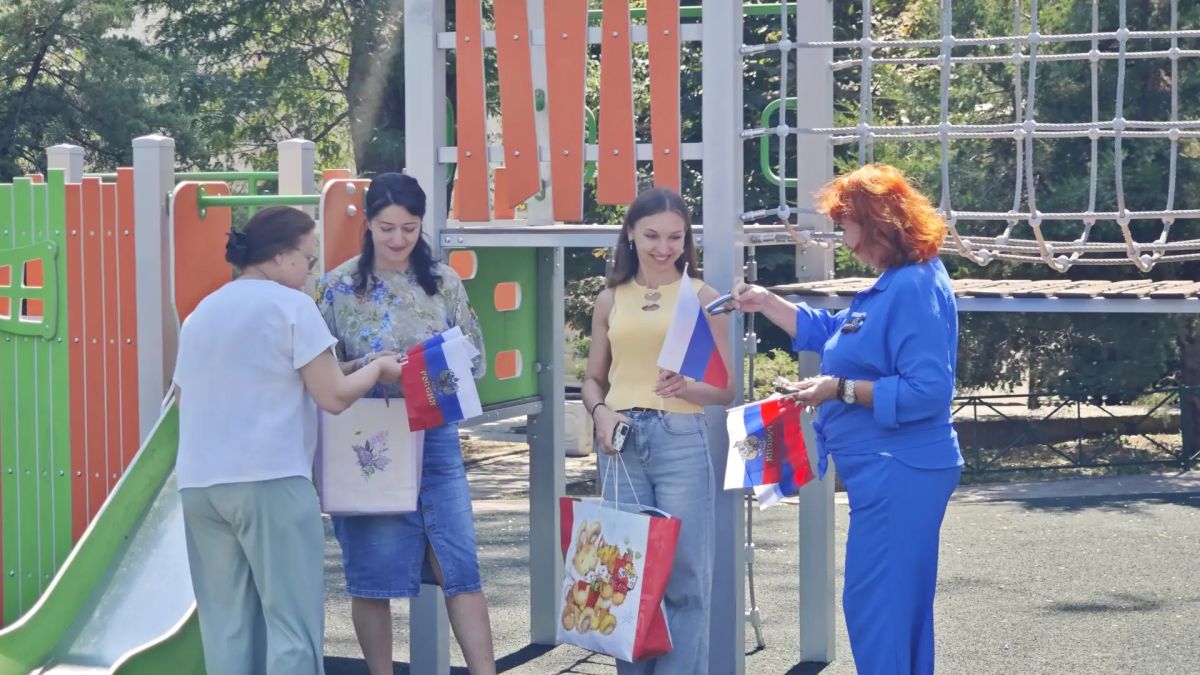 В честь празднования Дня Государственного флага Росси молодежь, ветераны, сотрудники Управления Федерального казначейства по Ростовской области осуществили раздачу ленточек и флажков с Российским триколором жителям города и... В честь празднования Дня Государственного флага Росси молодежь, ветераны, сотрудники Управления Федерального казначейства по Ростовской области осуществили раздачу ленточек и флажков с Российским триколором жителям города и...