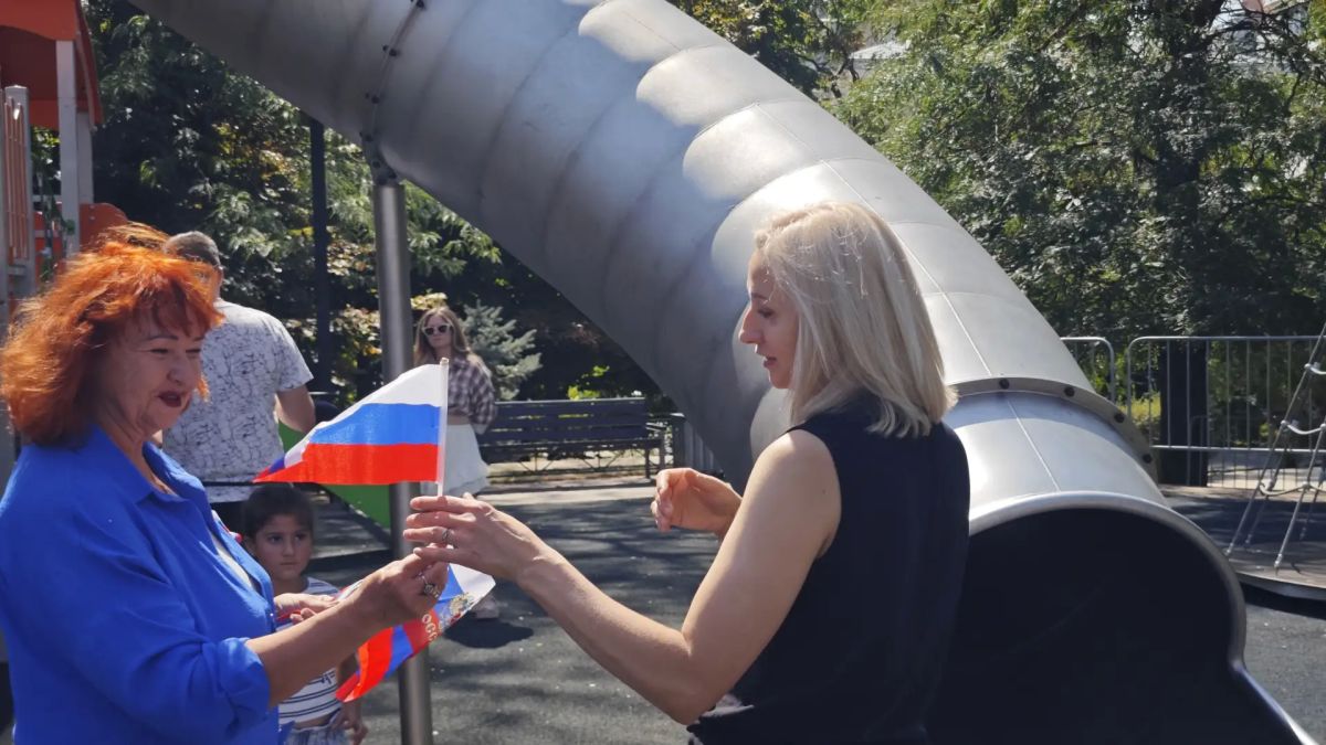 В честь празднования Дня Государственного флага Росси молодежь, ветераны, сотрудники Управления Федерального казначейства по Ростовской области осуществили раздачу ленточек и флажков с Российским триколором жителям города и... В честь празднования Дня Государственного флага Росси молодежь, ветераны, сотрудники Управления Федерального казначейства по Ростовской области осуществили раздачу ленточек и флажков с Российским триколором жителям города и...