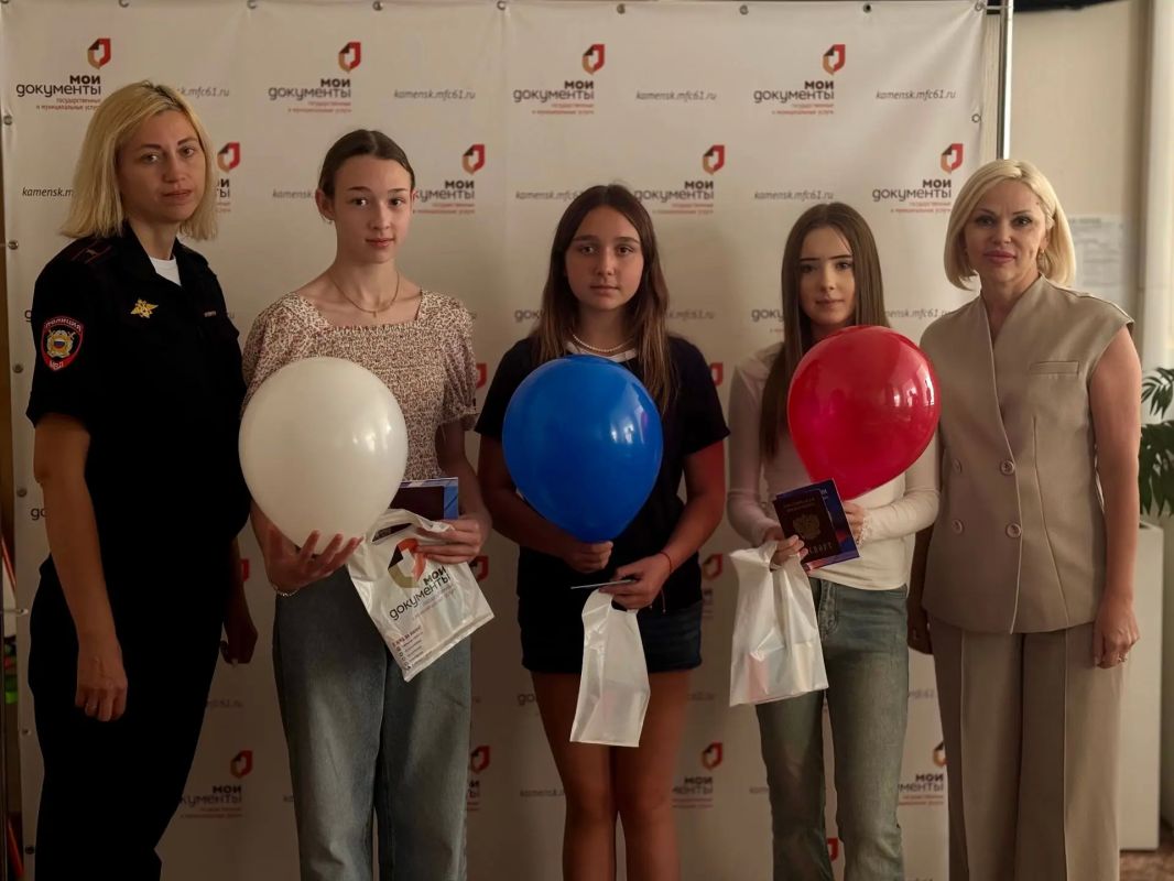 Сотрудники Каменского отдела вручили школьникам их первые паспорта Сотрудники Каменского отдела вручили школьникам их первые паспорта