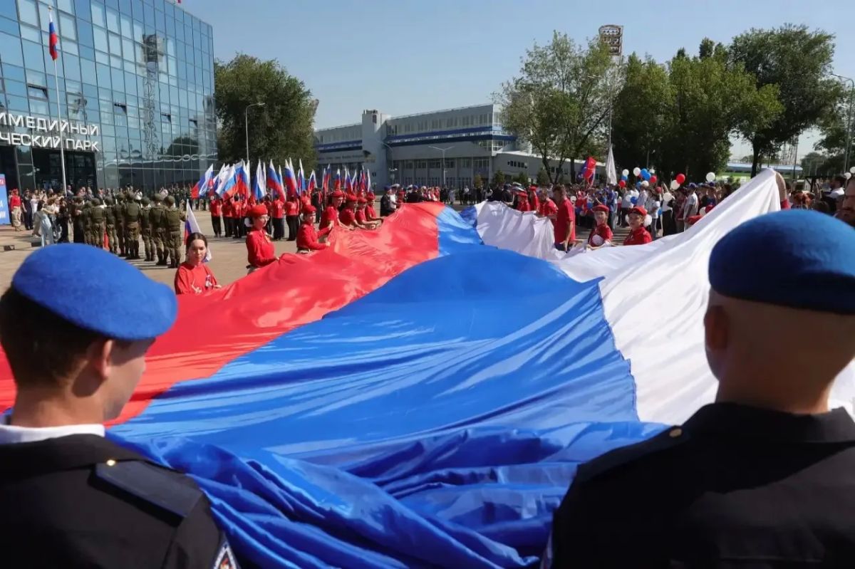 Юрий Слюсарь: Поздравляю с Днём Государственного флага России! Юрий Слюсарь: Поздравляю с Днём Государственного флага России!