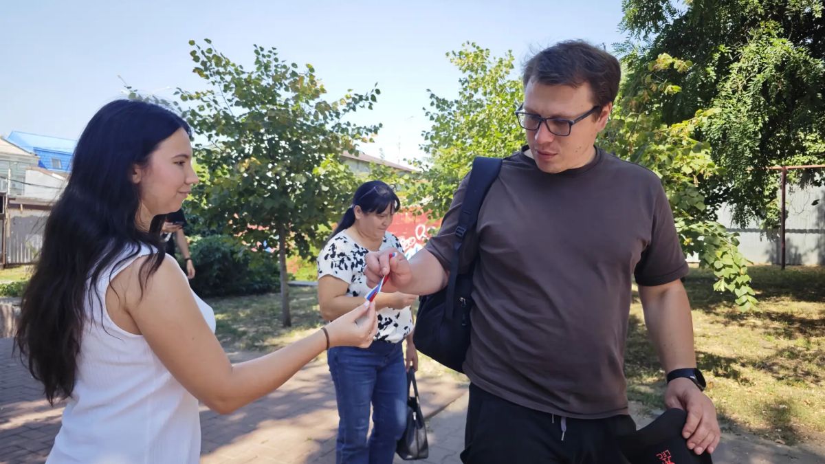 В честь празднования Дня Государственного флага Росси молодежь, ветераны, сотрудники Управления Федерального казначейства по Ростовской области осуществили раздачу ленточек и флажков с Российским триколором жителям города и... В честь празднования Дня Государственного флага Росси молодежь, ветераны, сотрудники Управления Федерального казначейства по Ростовской области осуществили раздачу ленточек и флажков с Российским триколором жителям города и...
