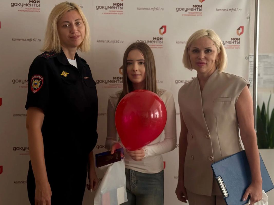 Сотрудники Каменского отдела вручили школьникам их первые паспорта Сотрудники Каменского отдела вручили школьникам их первые паспорта