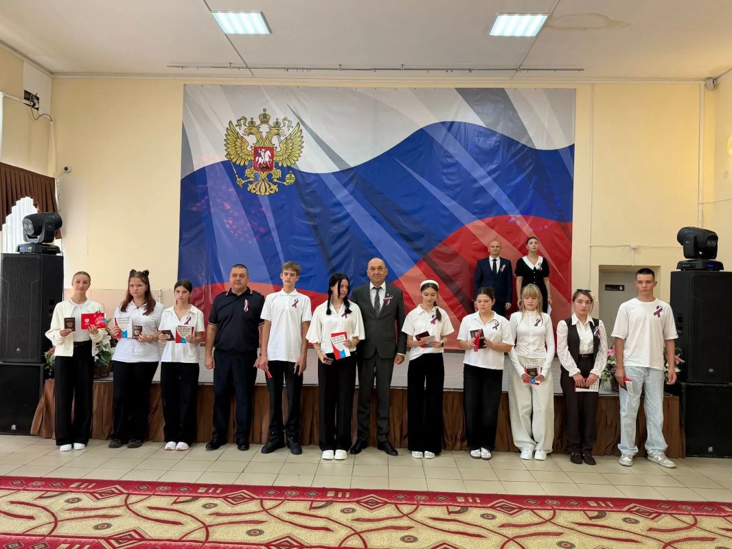 Школьникам Тацинского района вручили первые паспорта Школьникам Тацинского района вручили первые паспорта