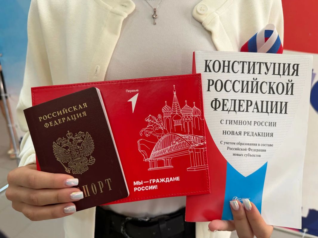 Школьникам Тацинского района вручили первые паспорта Школьникам Тацинского района вручили первые паспорта