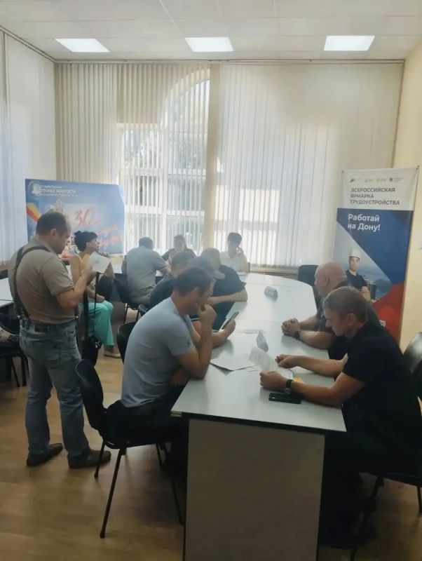 В Батайске прошла ярмарка вакансий для соискателей В Батайске прошла ярмарка вакансий для соискателей