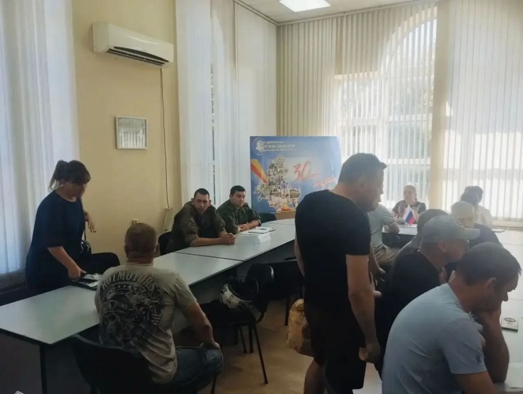 В Батайске прошла ярмарка вакансий для соискателей В Батайске прошла ярмарка вакансий для соискателей
