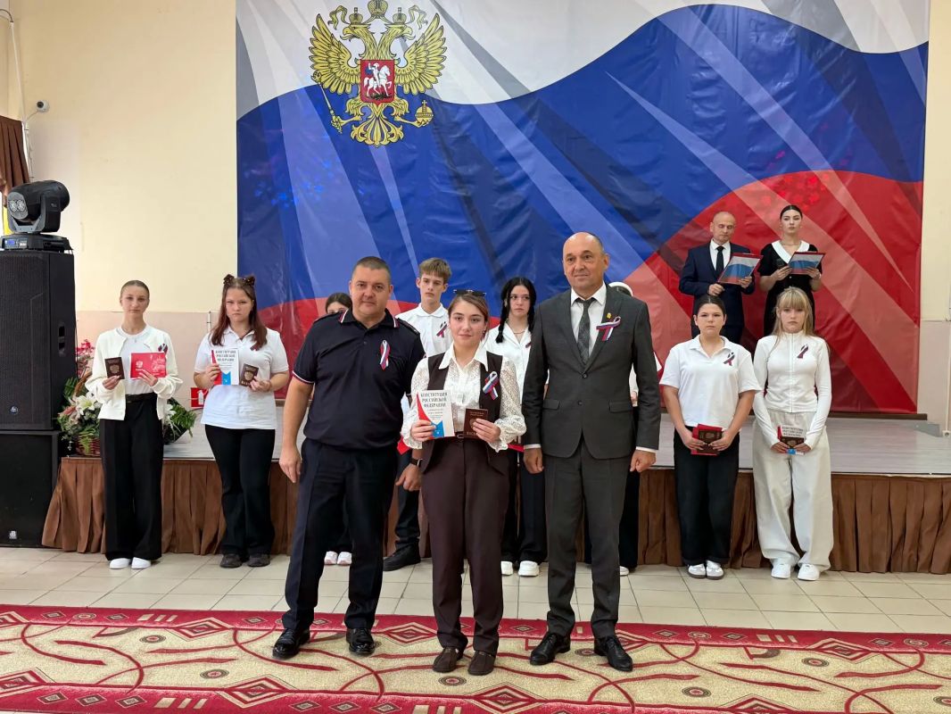 Школьникам Тацинского района вручили первые паспорта Школьникам Тацинского района вручили первые паспорта