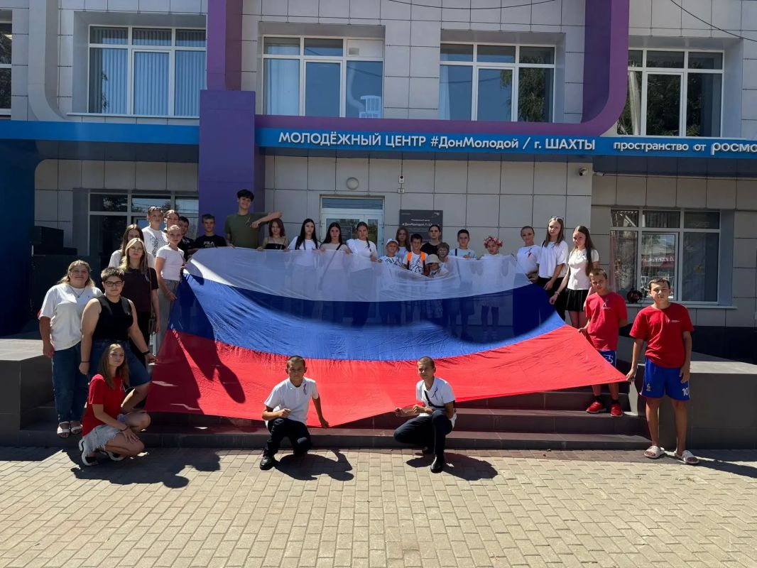 Движение Первых в Шахтах провело акцию «Символ народа» ко Дню флага РФ Движение Первых в Шахтах провело акцию «Символ народа» ко Дню флага РФ