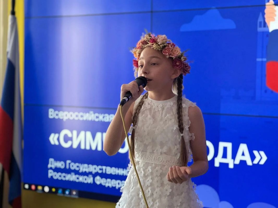 Движение Первых в Шахтах провело акцию «Символ народа» ко Дню флага РФ Движение Первых в Шахтах провело акцию «Символ народа» ко Дню флага РФ