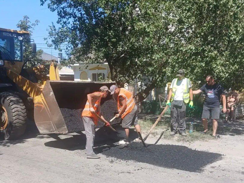 В Батайске продолжается ямочный ремонт дорог В Батайске продолжается ямочный ремонт дорог