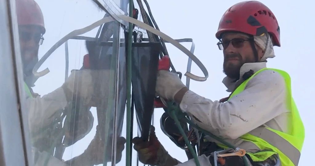 Все поврежденные стекла панорамного лифта Ворошиловского моста в Ростове заменили на новые Все поврежденные стекла панорамного лифта Ворошиловского моста в Ростове заменили на новые