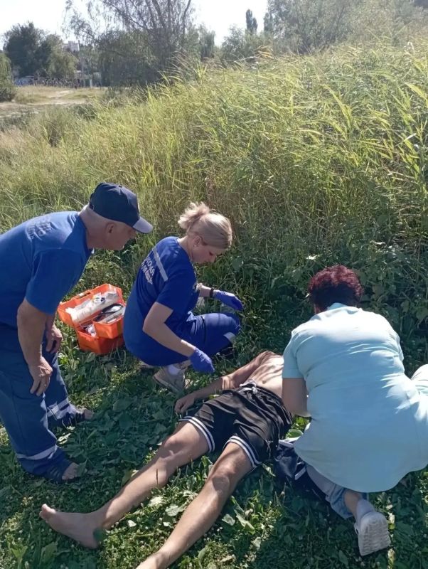 В Азове спасатели помогли мужчине во время эпилептического приступа на берегу Дона В Азове спасатели помогли мужчине во время эпилептического приступа на берегу Дона