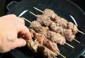Как приготовить ароматный шашлык дома, не выходя на улицу