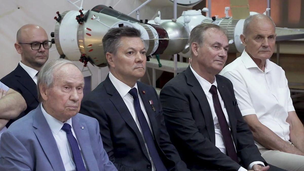 Лётчик-космонавт Олег Кононенко, Герой России, возглавляющий Центр подготовки космонавтов имени Юрия Гагарина, впервые посетил Новочеркасский Центр тренажеростроения — партнёра с 50-летней историей Лётчик-космонавт Олег Кононенко, Герой России, возглавляющий Центр подготовки космонавтов имени Юрия Гагарина, впервые посетил Новочеркасский Центр тренажеростроения — партнёра с 50-летней историей