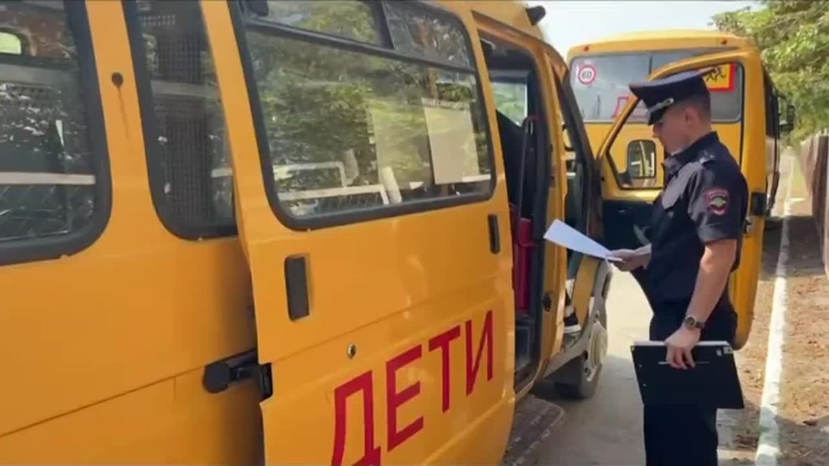 Перед началом учебного года инспекторы ГАИ проверили на исправность школьные автобусы