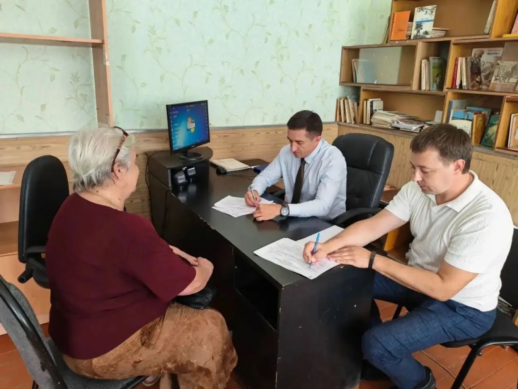 Заместитель главы администрации Сергей Федосеев провёл приём граждан в Октябрьском территориальном отделе Заместитель главы администрации Сергей Федосеев провёл приём граждан в Октябрьском территориальном отделе