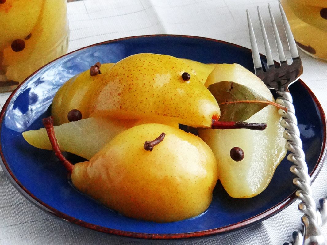 Пряные маринованные груши: идеальная закуска к мясу и сыру на зиму