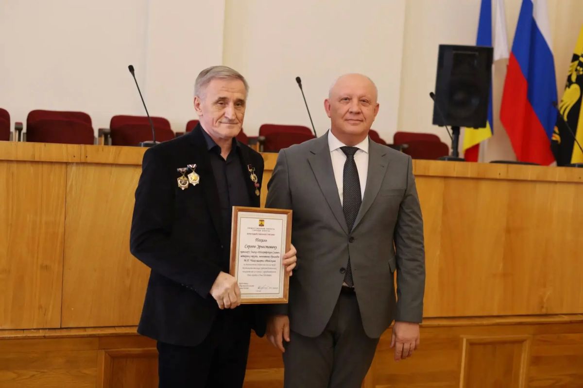 В Шахтах прошла торжественная церемония награждения жителей в честь Дня города и Дня Шахтера В Шахтах прошла торжественная церемония награждения жителей в честь Дня города и Дня Шахтера