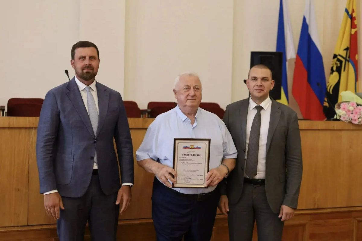 В Шахтах прошла торжественная церемония награждения жителей в честь Дня города и Дня Шахтера В Шахтах прошла торжественная церемония награждения жителей в честь Дня города и Дня Шахтера