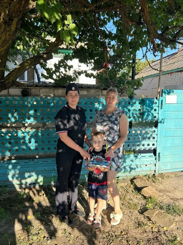 В Тацинском районе сотрудники полиции провели благотворительную акцию к 1 сентября В Тацинском районе сотрудники полиции провели благотворительную акцию к 1 сентября