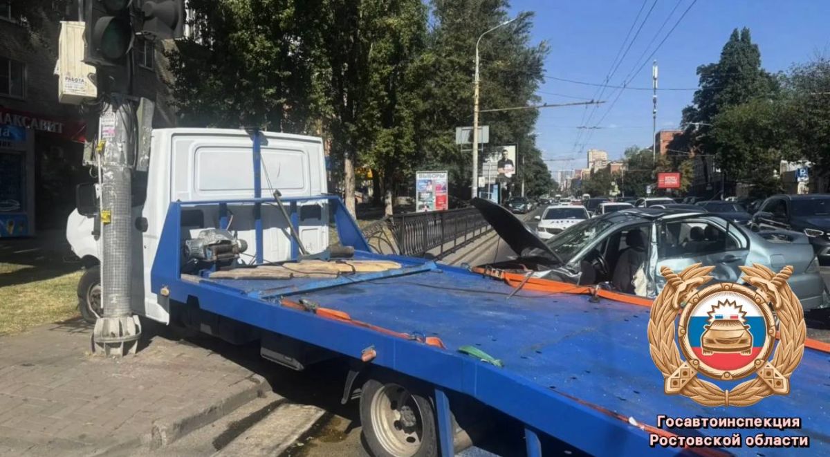 Сотрудники полиции устанавливают обстоятельства ДТП с тремя пострадавшими Сотрудники полиции устанавливают обстоятельства ДТП с тремя пострадавшими