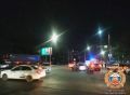 Сотрудники полиции устанавливают обстоятельства ДТП с пострадавшим