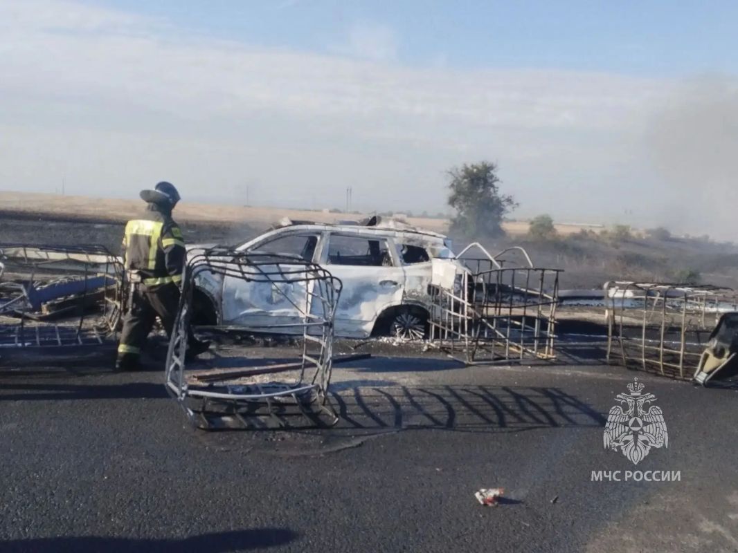 Автобус, легковушка и бензовоз выгорели полностью после ДТП под Чалтырем Автобус, легковушка и бензовоз выгорели полностью после ДТП под Чалтырем