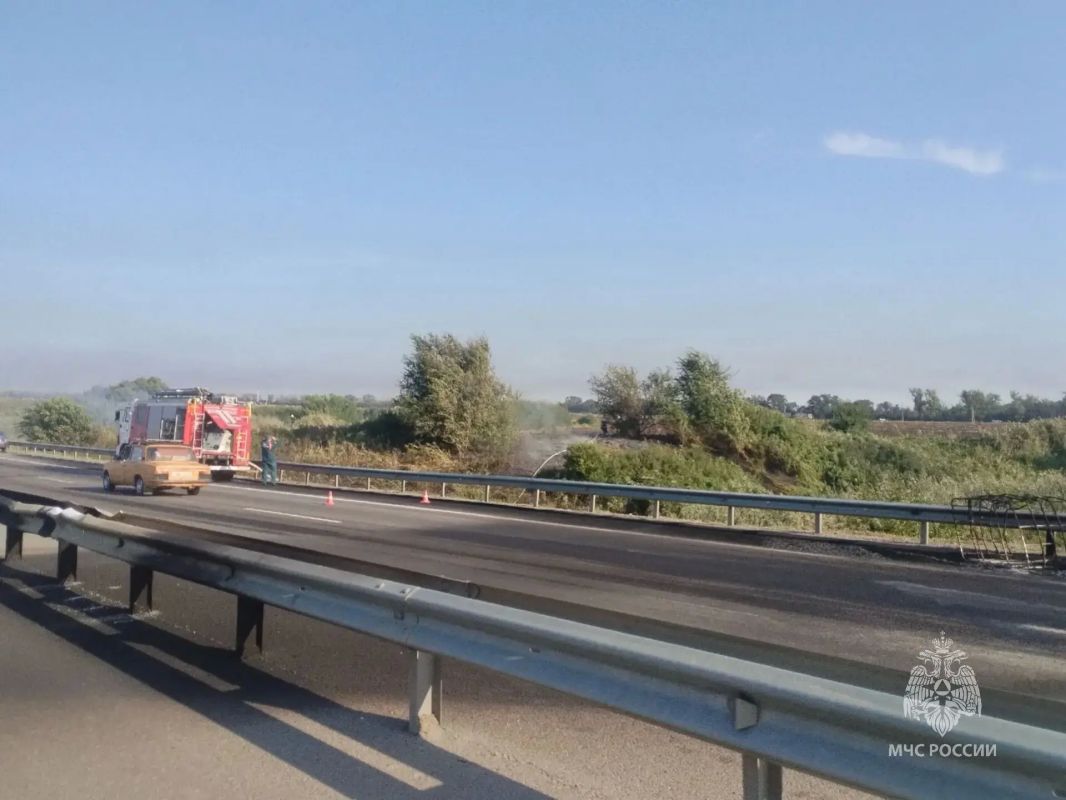 Автобус, легковушка и бензовоз выгорели полностью после ДТП под Чалтырем Автобус, легковушка и бензовоз выгорели полностью после ДТП под Чалтырем