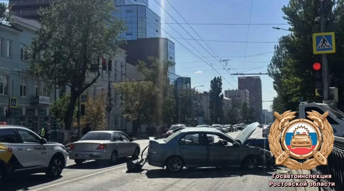 В Ростове «Газель» после столкновения с легковушкой сбила двух пешеходов: один погиб В Ростове «Газель» после столкновения с легковушкой сбила двух пешеходов: один погиб