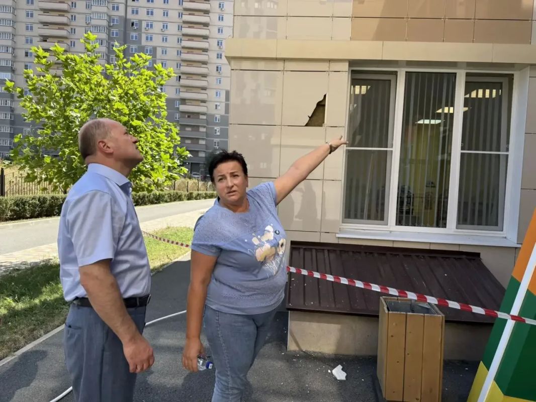 11 автомобилей пострадали после ночной атаки БПЛА в Пролетарском районе 11 автомобилей пострадали после ночной атаки БПЛА в Пролетарском районе