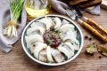 Маринованная селедка с луком и уксусом