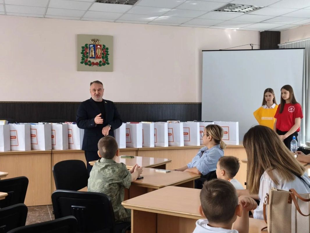 Подарки первоклассникам из семей участников СВО передали донские волонтеры #МыВместе Подарки первоклассникам из семей участников СВО передали донские волонтеры #МыВместе