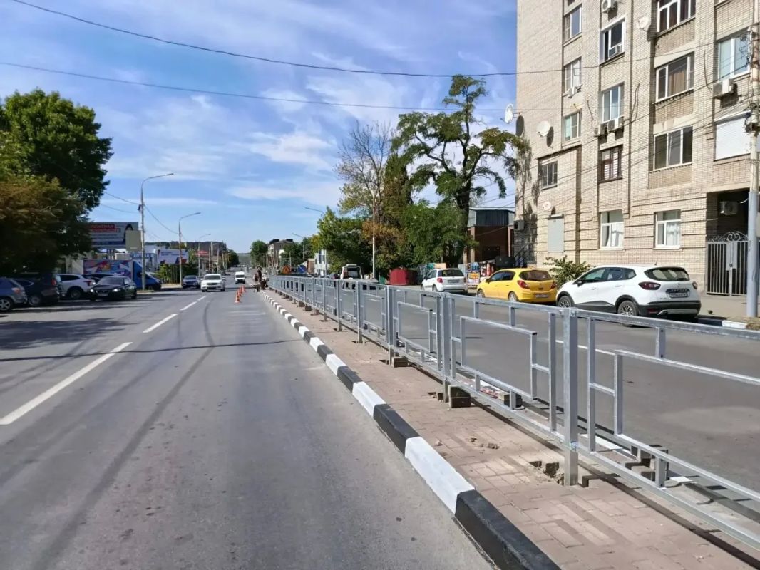 На улице Советской устанавливают пешеходные ограждения На улице Советской устанавливают пешеходные ограждения