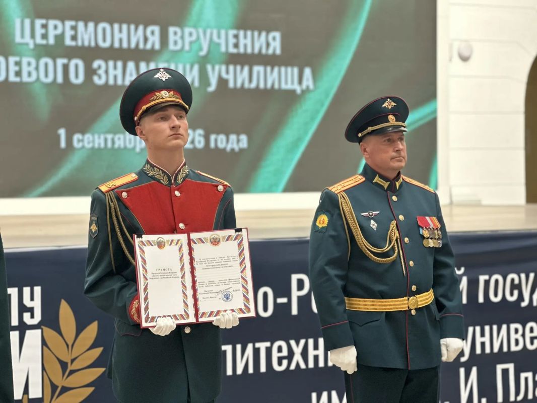В Крытом дворе Южно-Российского государственного политехнического университета (НПИ) имени Матвея Платова состоялась торжественная церемония вручения Боевого знамени вновь сформированному Новочеркасскому высшему военному... В Крытом дворе Южно-Российского государственного политехнического университета (НПИ) имени Матвея Платова состоялась торжественная церемония вручения Боевого знамени вновь сформированному Новочеркасскому высшему военному...
