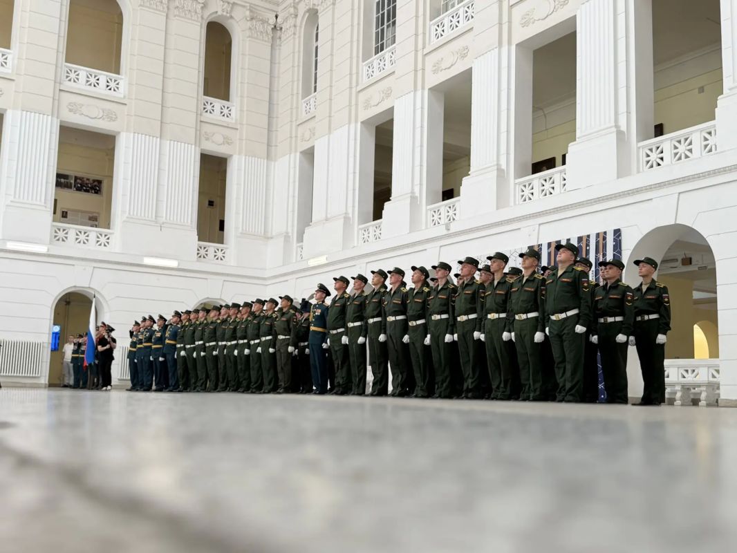 В Крытом дворе Южно-Российского государственного политехнического университета (НПИ) имени Матвея Платова состоялась торжественная церемония вручения Боевого знамени вновь сформированному Новочеркасскому высшему военному... В Крытом дворе Южно-Российского государственного политехнического университета (НПИ) имени Матвея Платова состоялась торжественная церемония вручения Боевого знамени вновь сформированному Новочеркасскому высшему военному...