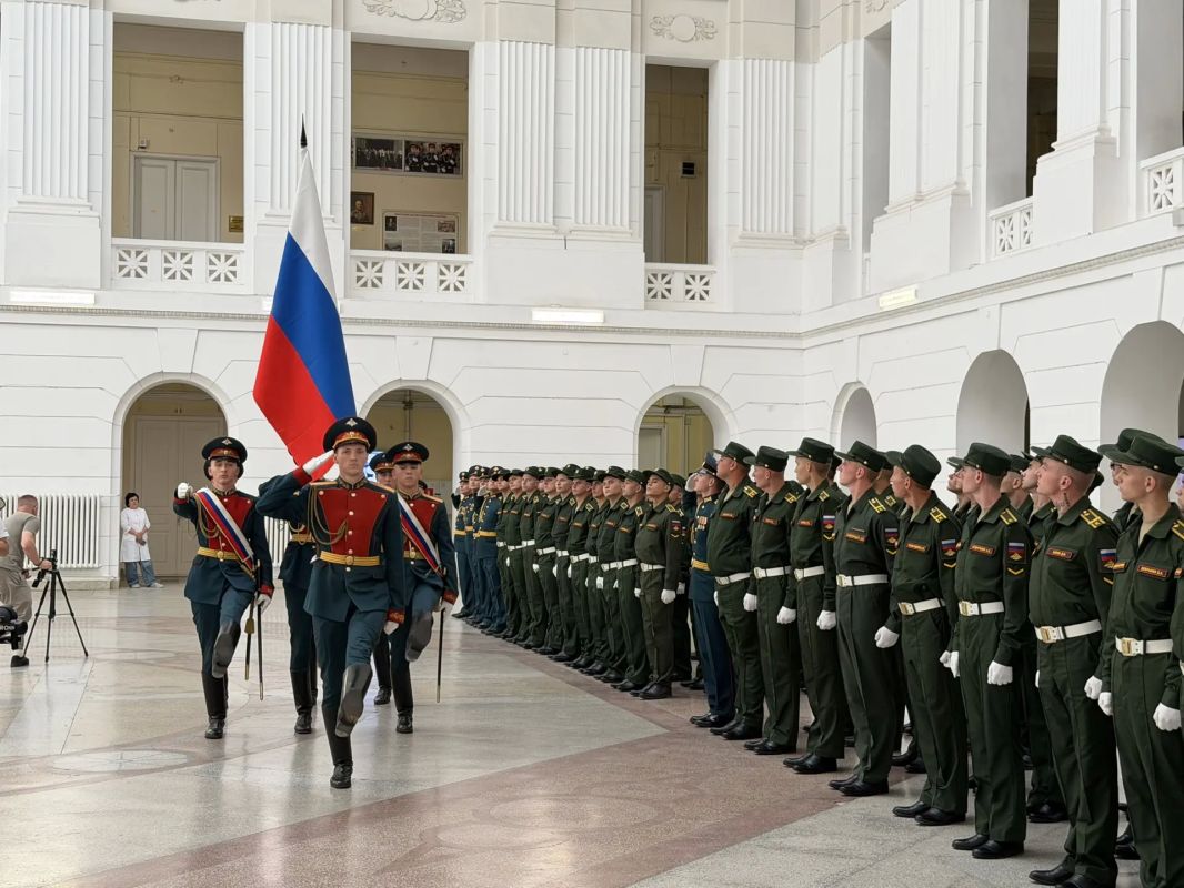 В Крытом дворе Южно-Российского государственного политехнического университета (НПИ) имени Матвея Платова состоялась торжественная церемония вручения Боевого знамени вновь сформированному Новочеркасскому высшему военному... В Крытом дворе Южно-Российского государственного политехнического университета (НПИ) имени Матвея Платова состоялась торжественная церемония вручения Боевого знамени вновь сформированному Новочеркасскому высшему военному...