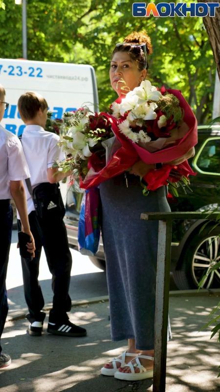 Папа плёл косички, а кто-то пришёл с питомцем: как ростовские школьники встретили 1 сентября Папа плёл косички, а кто-то пришёл с питомцем: как ростовские школьники встретили 1 сентября
