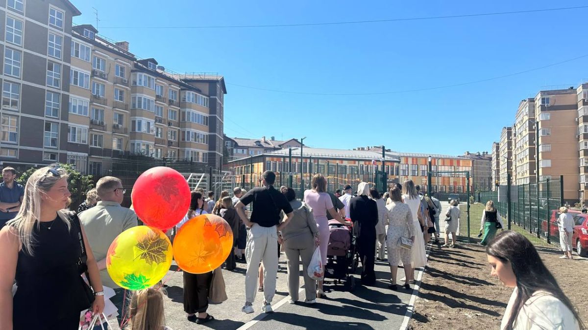Школу на Салютина ждали почти 10 лет: уже в первый день начались споры из-за парковки Школу на Салютина ждали почти 10 лет: уже в первый день начались споры из-за парковки