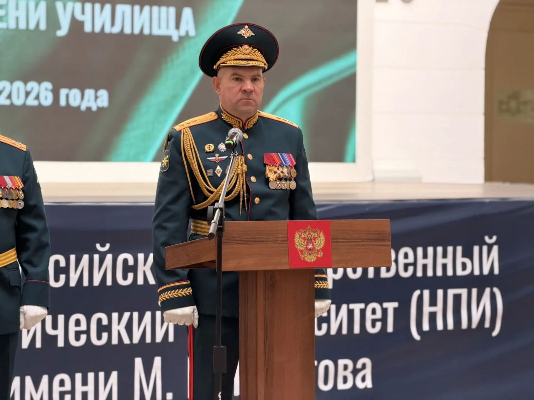 В Крытом дворе Южно-Российского государственного политехнического университета (НПИ) имени Матвея Платова состоялась торжественная церемония вручения Боевого знамени вновь сформированному Новочеркасскому высшему военному... В Крытом дворе Южно-Российского государственного политехнического университета (НПИ) имени Матвея Платова состоялась торжественная церемония вручения Боевого знамени вновь сформированному Новочеркасскому высшему военному...