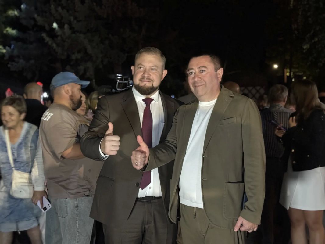 Сегодня, в День знаний, открыли обновлённый центральный фонтан в парке имени Ленина Сегодня, в День знаний, открыли обновлённый центральный фонтан в парке имени Ленина
