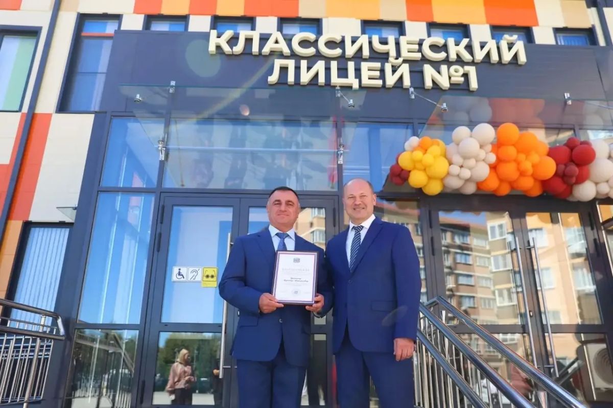Александр Скрябин: Сегодня, в День знаний, во всех 107 школах донской столицы по традиции – нарядные школьники с букетами в руках и в предвкушении нового учебного года Александр Скрябин: Сегодня, в День знаний, во всех 107 школах донской столицы по традиции – нарядные школьники с букетами в руках и в предвкушении нового учебного года