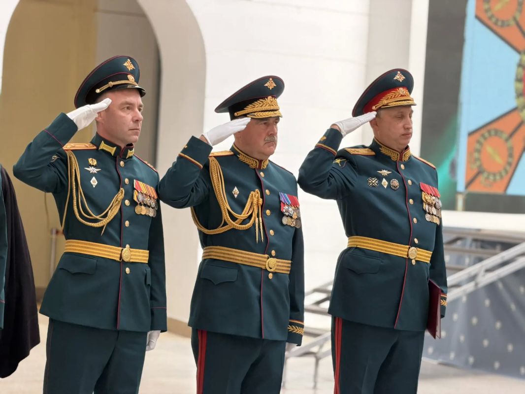 В Крытом дворе Южно-Российского государственного политехнического университета (НПИ) имени Матвея Платова состоялась торжественная церемония вручения Боевого знамени вновь сформированному Новочеркасскому высшему военному... В Крытом дворе Южно-Российского государственного политехнического университета (НПИ) имени Матвея Платова состоялась торжественная церемония вручения Боевого знамени вновь сформированному Новочеркасскому высшему военному...