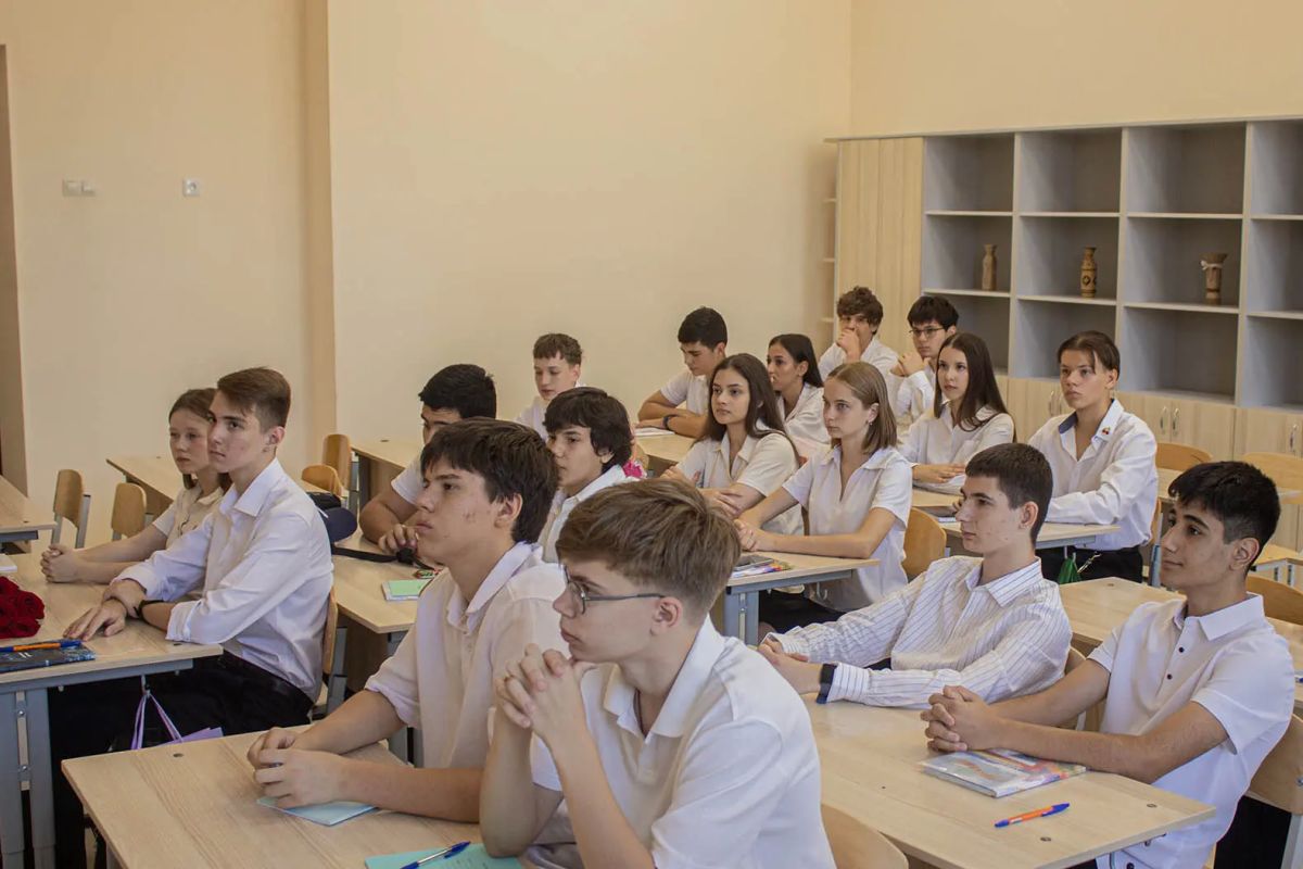 1 сентября лицей № 13 города Ростова-на-Дону с визитом посетили начальник Управления на транспорте МВД России по СКФО генерал-лейтенант полиции Виктор Шметков и сотрудники отдела по работе с личным составом УТ МВД России по... 1 сентября лицей № 13 города Ростова-на-Дону с визитом посетили начальник Управления на транспорте МВД России по СКФО генерал-лейтенант полиции Виктор Шметков и сотрудники отдела по работе с личным составом УТ МВД России по...