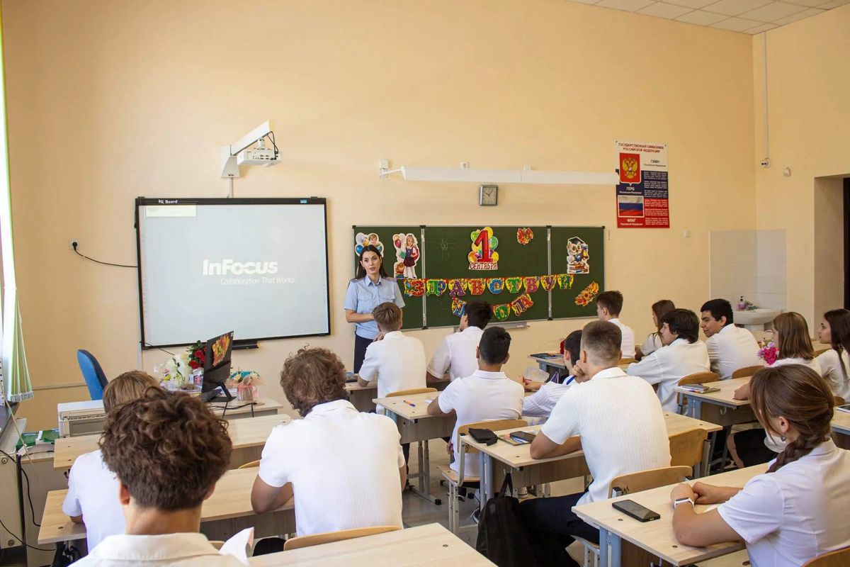 1 сентября лицей № 13 города Ростова-на-Дону с визитом посетили начальник Управления на транспорте МВД России по СКФО генерал-лейтенант полиции Виктор Шметков и сотрудники отдела по работе с личным составом УТ МВД России по... 1 сентября лицей № 13 города Ростова-на-Дону с визитом посетили начальник Управления на транспорте МВД России по СКФО генерал-лейтенант полиции Виктор Шметков и сотрудники отдела по работе с личным составом УТ МВД России по...