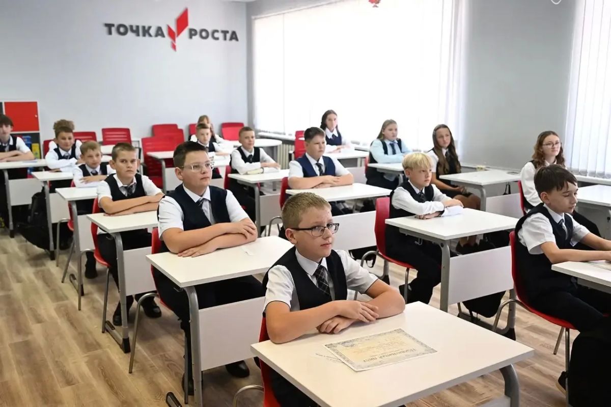 Председатель Законодательного Собрания Ростовской области Александр Ищенко поздравил с Днем знаний учеников и педагогов Верхнедонской гимназии в станице Казанской Председатель Законодательного Собрания Ростовской области Александр Ищенко поздравил с Днем знаний учеников и педагогов Верхнедонской гимназии в станице Казанской