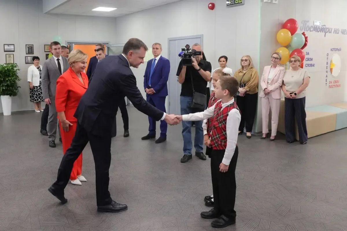 Юрий Слюсарь: Побывал в ещё одной открывшейся сегодня новой школе - в микрорайоне «Вертолетное поле» в Западном жилом массиве Юрий Слюсарь: Побывал в ещё одной открывшейся сегодня новой школе - в микрорайоне «Вертолетное поле» в Западном жилом массиве