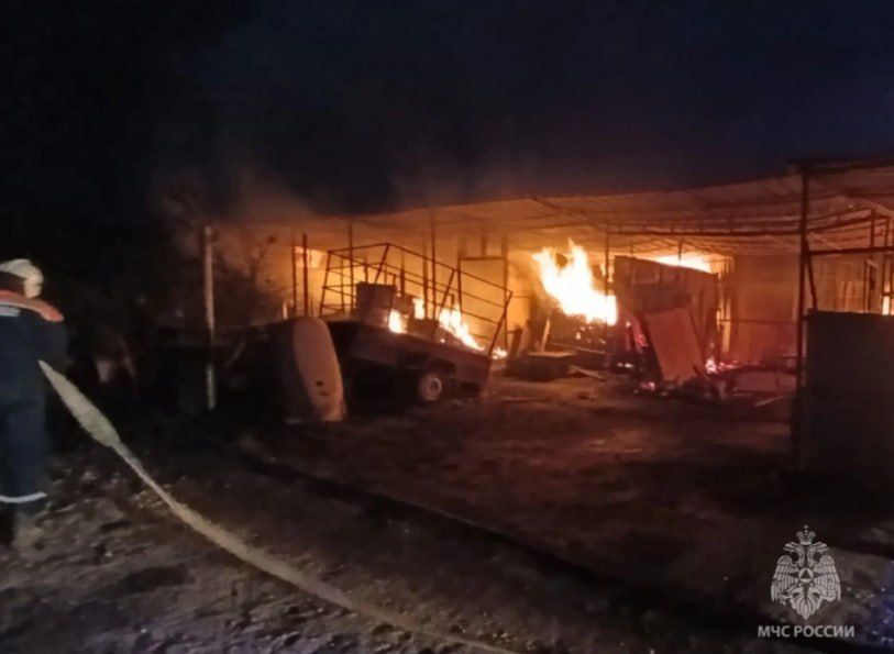 Искры от сварки подожгли вольер для собаки и обожгли хозяина