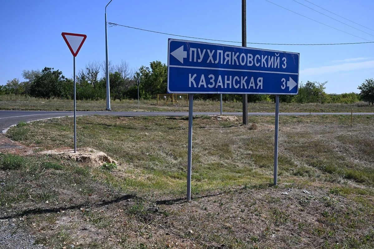 Председатель Законодательного Собрания Ростовской области Александр Ищенко осмотрел объекты социальной инфраструктуры в Верхнедонском районе, которые были реализованы благодаря Народной программе «Единой России» Председатель Законодательного Собрания Ростовской области Александр Ищенко осмотрел объекты социальной инфраструктуры в Верхнедонском районе, которые были реализованы благодаря Народной программе «Единой России»
