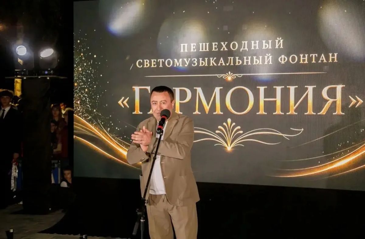 Новый светомузыкальный фонтан заработал в Батайске Новый светомузыкальный фонтан заработал в Батайске